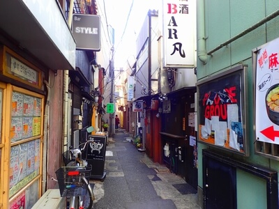 細い路地に飲食店が並ぶ